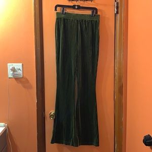 Dark Green women velvet like loose Joggers. Size M, brand unknown